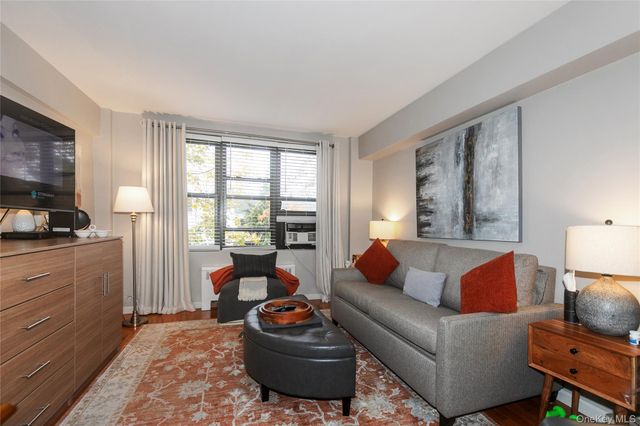 15 Canterbury Road D6, Great Neck, NY 11021