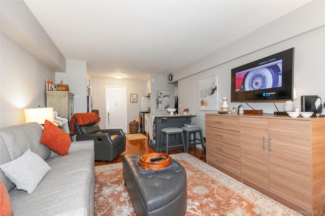 15 Canterbury Road D6, Great Neck, NY 11021