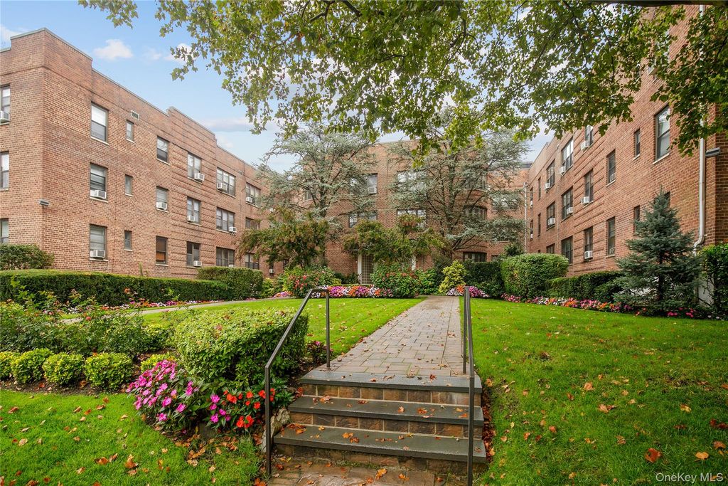 15 Canterbury Road D6, Great Neck, NY 11021