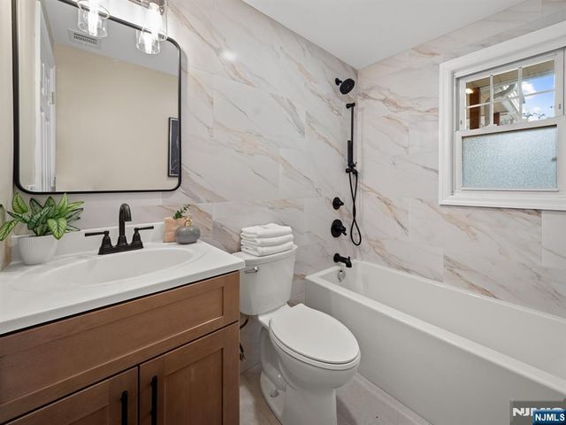 27 Kenter Place, Clifton, NJ 07012