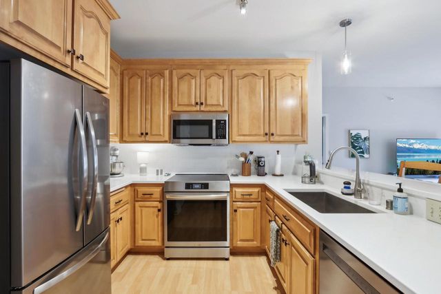 5620 S 76th STREET #10, Greendale, WI 53129