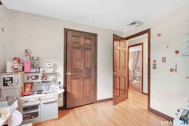 23 Leighton Court, North Haven, CT 06473