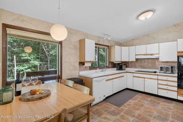 44 Max'S Place, West Hurley, NY 12491