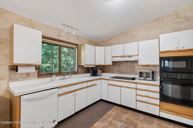 44 Max'S Place, West Hurley, NY 12491