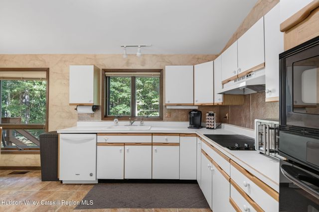 44 Max'S Place, West Hurley, NY 12491