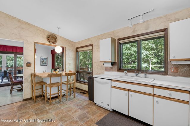 44 Max'S Place, West Hurley, NY 12491