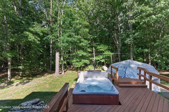 44 Max'S Place, West Hurley, NY 12491