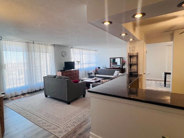 8809 Golf Road 7H, Niles, IL 60714