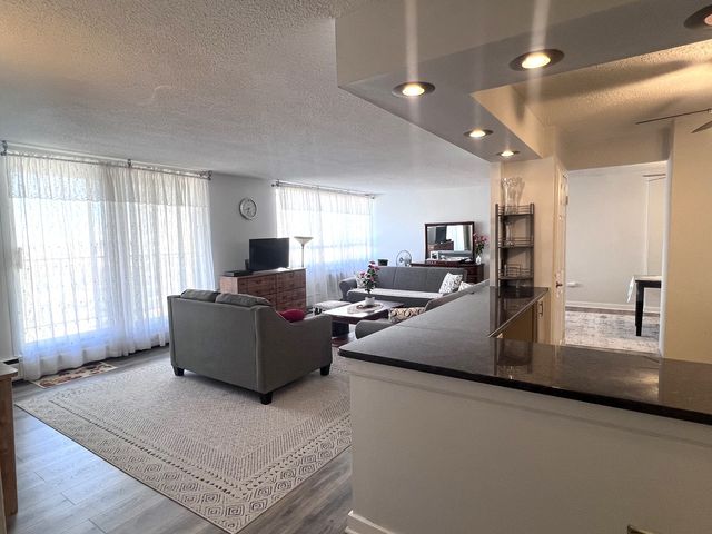 8809 Golf Road 7H, Niles, IL 60714