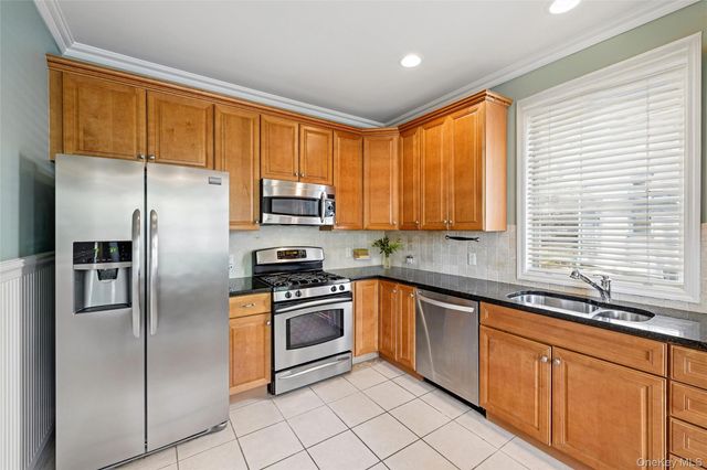 176 Melody Court, Eastport, NY 11941