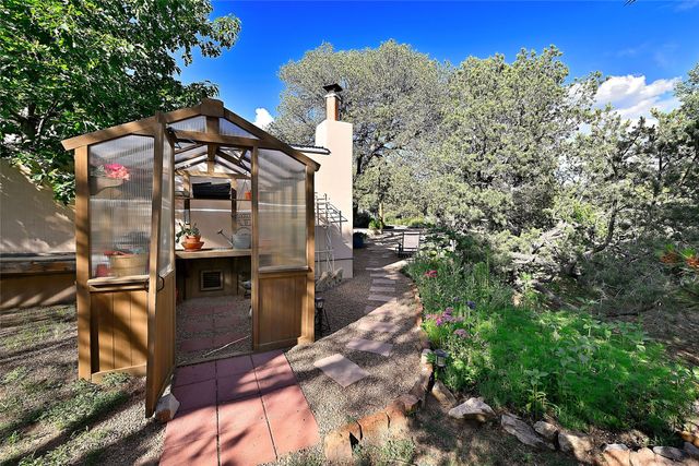 104 Calle Paula, Santa Fe, NM 87505