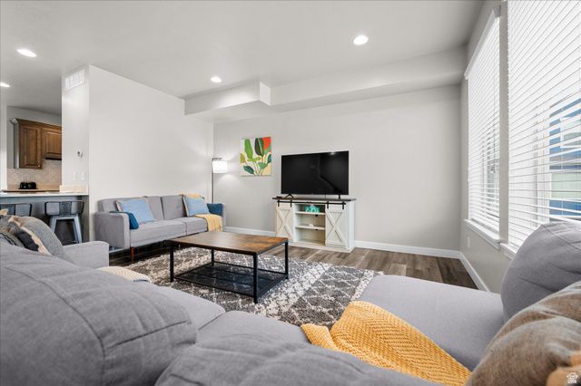 2504 N KNIGHTS LN, Layton, UT 84041