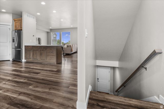 2504 N KNIGHTS LN, Layton, UT 84041
