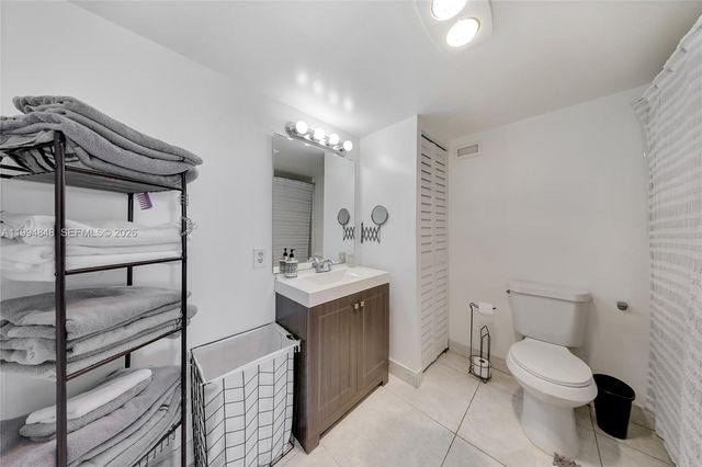 111 Golden Isles Dr G4, Hallandale Beach, FL 33009