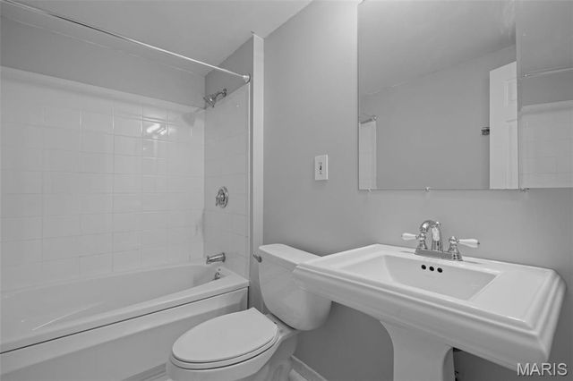 1171 Ascot Lane, St Louis, MO 63122