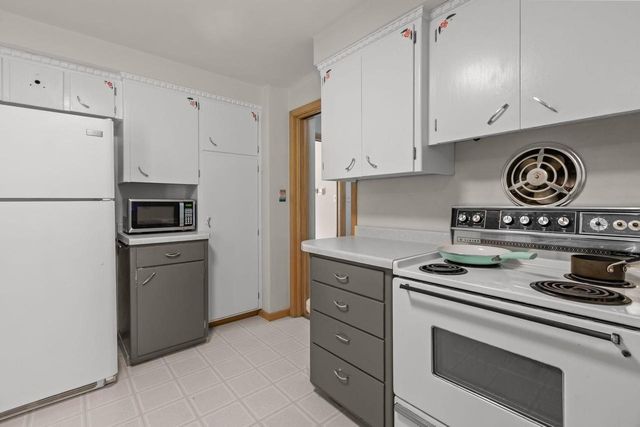 1218 W BREWSTER STREET, Appleton, WI 54914