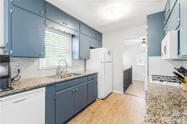 2800 S Cedar Crest Terrace, Independence, MO 64057
