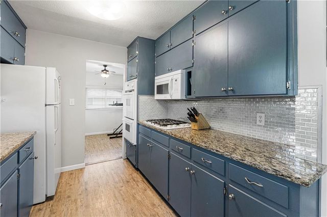 2800 S Cedar Crest Terrace, Independence, MO 64057