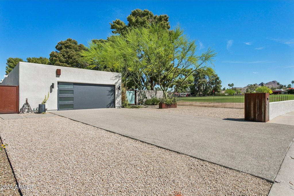 Image 2 of property listing at 46 W TAM OSHANTER Drive, Phoenix, AZ 85023