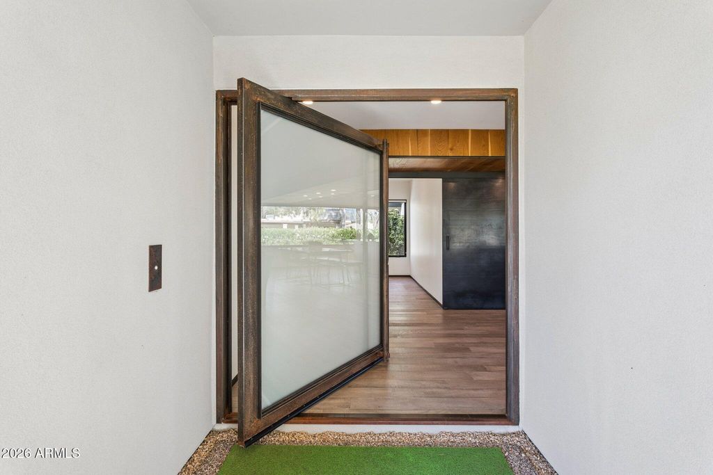 Image 5 of property listing at 46 W TAM OSHANTER Drive, Phoenix, AZ 85023