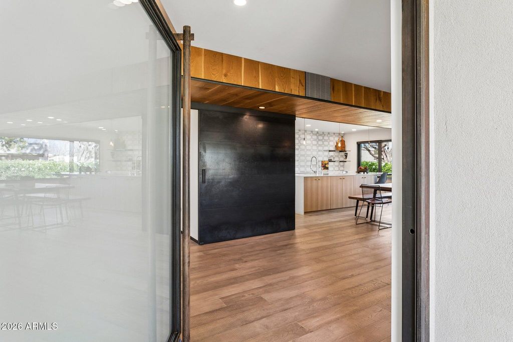 Image 6 of property listing at 46 W TAM OSHANTER Drive, Phoenix, AZ 85023