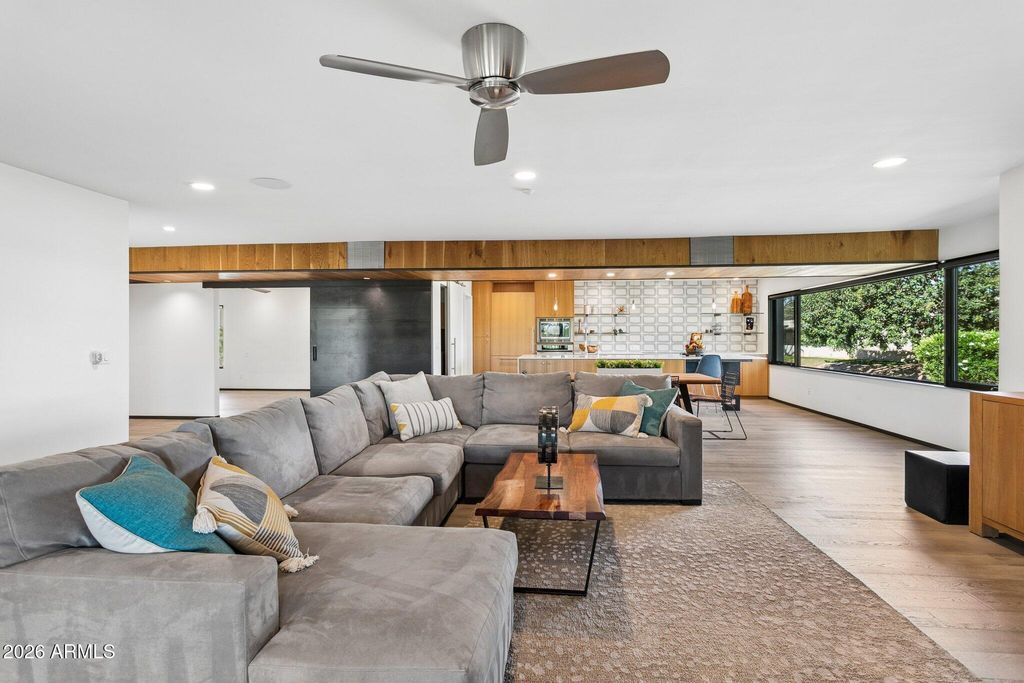 Image 7 of property listing at 46 W TAM OSHANTER Drive, Phoenix, AZ 85023