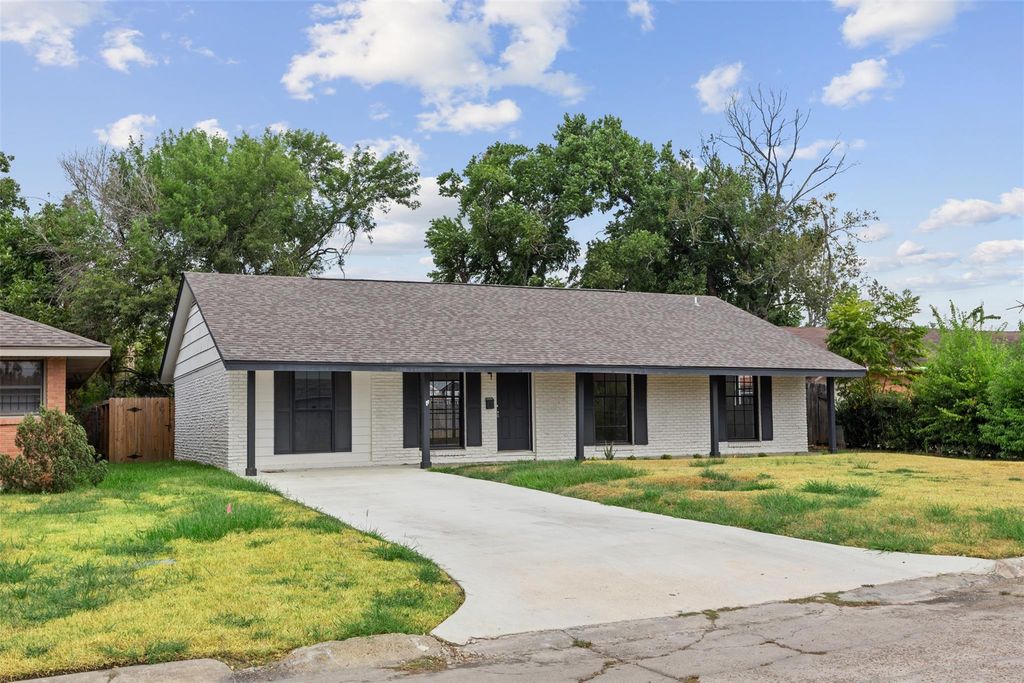 608 Lloyd Drive, Baytown, TX 77521