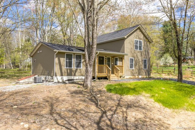24 Farmingdale Lane, Bloomingburg, NY 12721
