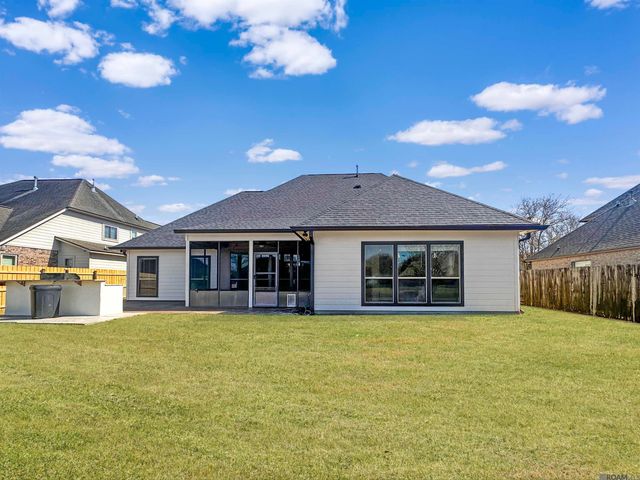 16445 Long Lake Dr, Prairieville, LA 70769