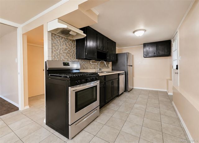 11 Farragut Avenue, Lindenhurst, NY 11757