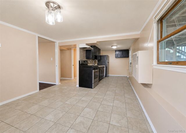 11 Farragut Avenue, Lindenhurst, NY 11757