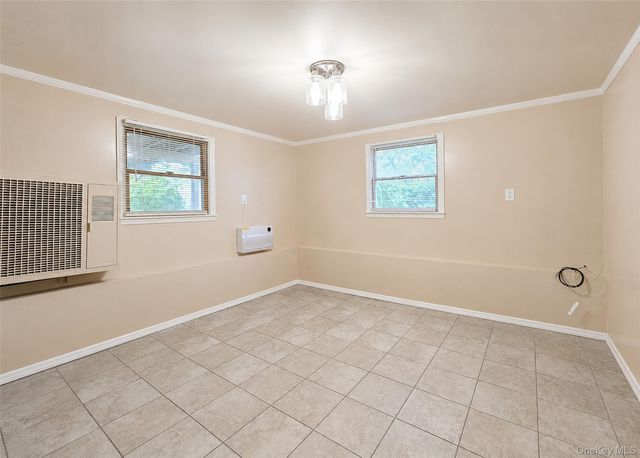 11 Farragut Avenue, Lindenhurst, NY 11757
