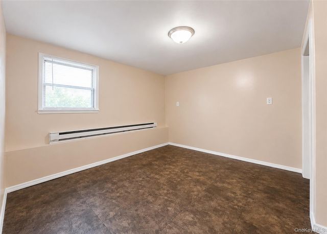 11 Farragut Avenue, Lindenhurst, NY 11757