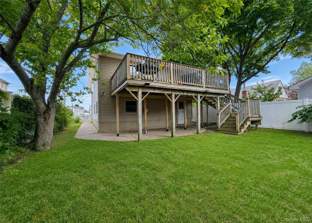 11 Farragut Avenue, Lindenhurst, NY 11757