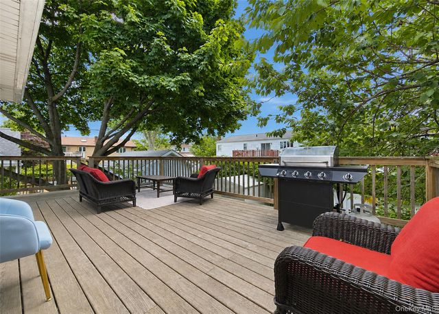 11 Farragut Avenue, Lindenhurst, NY 11757