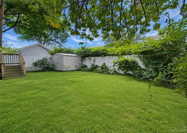 11 Farragut Avenue, Lindenhurst, NY 11757