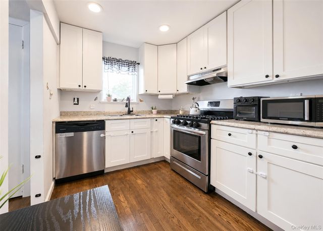11 Farragut Avenue, Lindenhurst, NY 11757