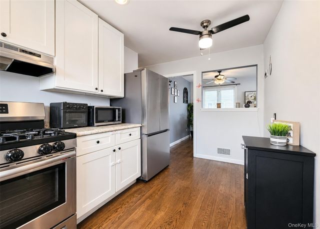 11 Farragut Avenue, Lindenhurst, NY 11757