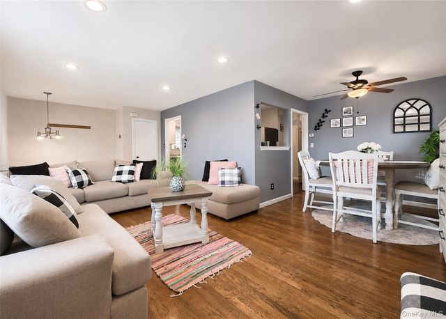 11 Farragut Avenue, Lindenhurst, NY 11757