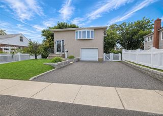 11 Farragut Avenue, Lindenhurst, NY 11757