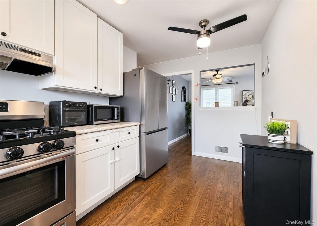 11 Farragut Avenue, Lindenhurst, NY 11757 — photo 5