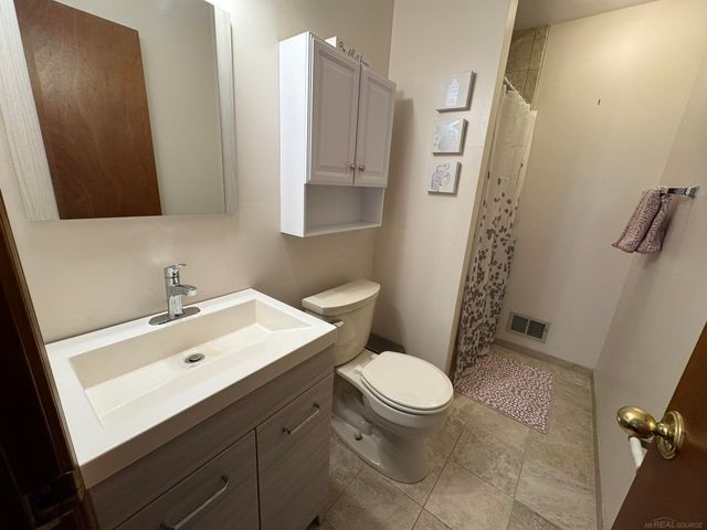 41201 Whispering Oaks Drive, Clinton Township, MI 48038