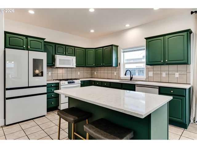 61 SPRINGWOOD Dr, Eugene, OR 97404