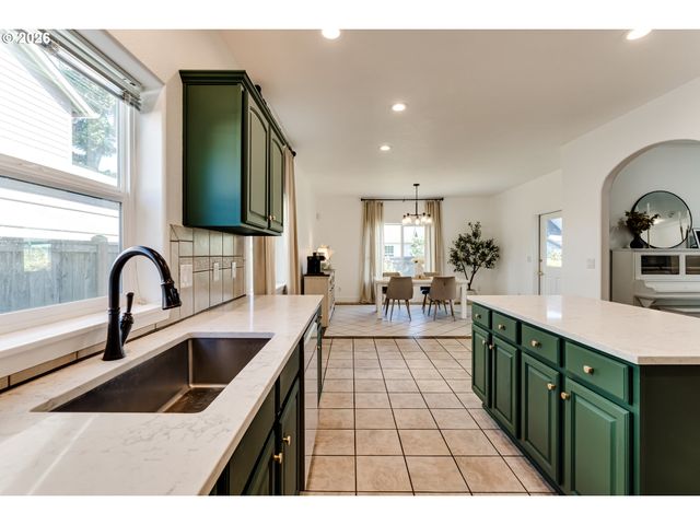 61 SPRINGWOOD Dr, Eugene, OR 97404