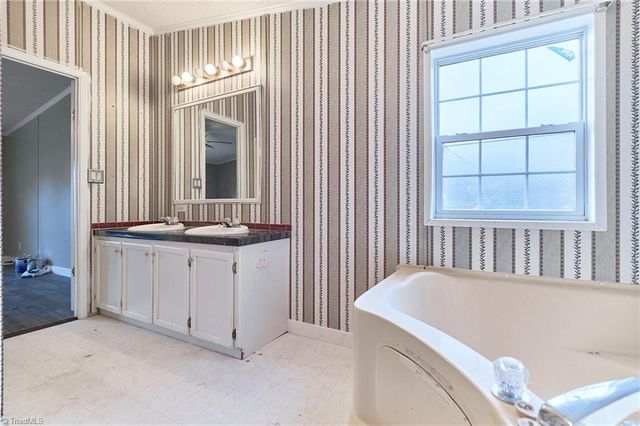 242 Granite Ridge Lane, Winston-salem, NC 27107