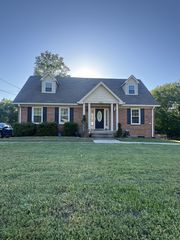 1020 Foxmoor Dr, Clarksville, TN 37042