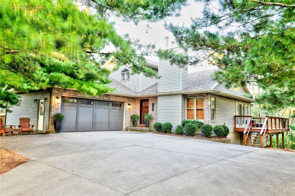 2794 Tower Site Drive NE, Solon, IA 52333