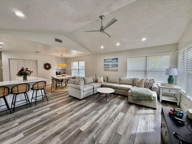 325 Knotty Wood Lane, Wellington, FL 33414
