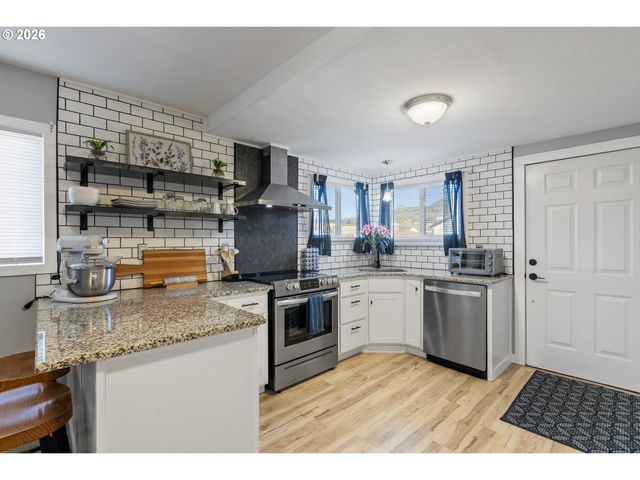 925 Ne CEDAR St, Roseburg, OR 97470