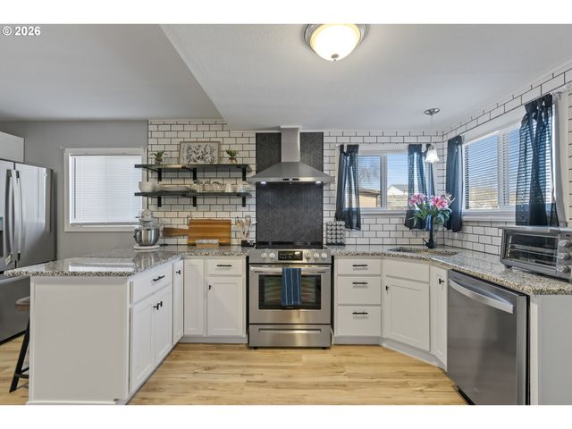 925 Ne CEDAR St, Roseburg, OR 97470